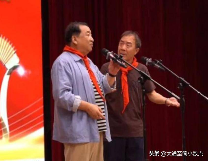 日子聚会搂抱美女举止亲密桌上茅台抢镜麻将胡了2游戏入口74岁姜昆现身小(图1)