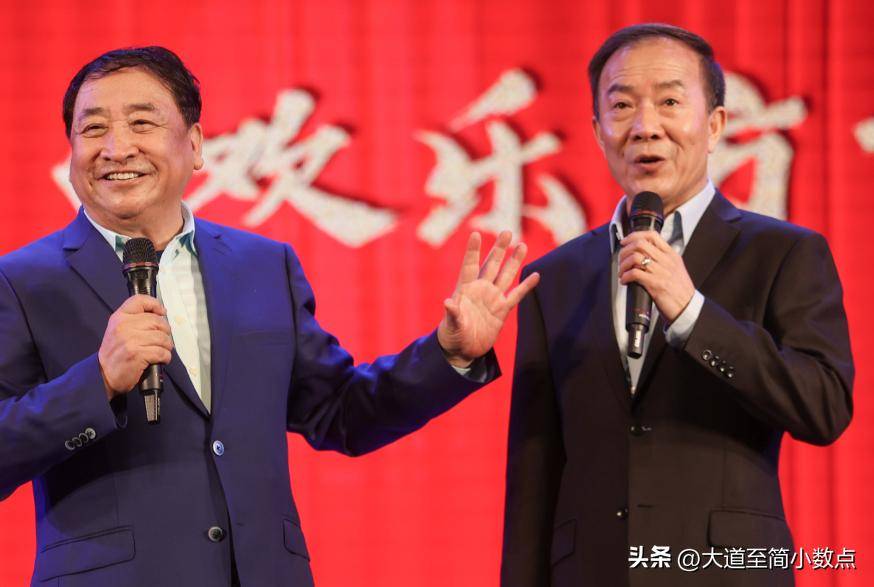 日子聚会搂抱美女举止亲密桌上茅台抢镜麻将胡了2游戏入口74岁姜昆现身小(图2)