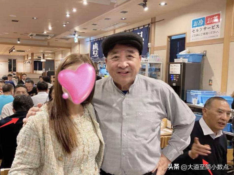 日子聚会搂抱美女举止亲密桌上茅台抢镜麻将胡了2游戏入口74岁姜昆现身小(图4)