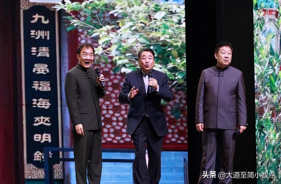 日子聚会搂抱美女举止亲密桌上茅台抢镜麻将胡了2游戏入口74岁姜昆现身小(图6)