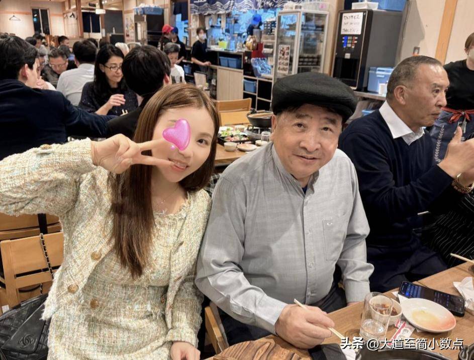 日子聚会搂抱美女举止亲密桌上茅台抢镜麻将胡了2游戏入口74岁姜昆现身小(图8)